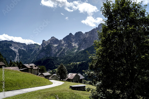 architettura e dettagli caratteristici delle abitazioni tradizionali del Trentino nella zona delle Pale di san Martino. Trento, Trentino Alto Adige, Italia