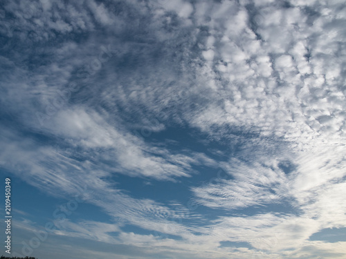 Canvastavla Clear blue sky with thin white clouds forming patterns resembling fish scales or ripples—specifically cirrocumulus clouds often referred to as a buttermilk sky