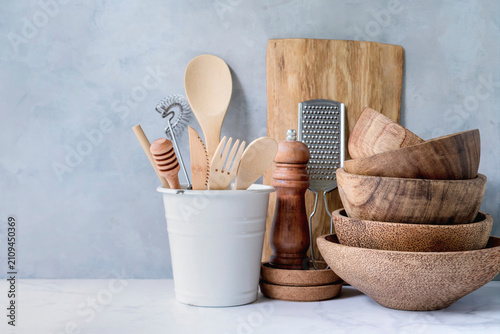 Foto Fresh Bakery Essentials with Bread and Utensils.