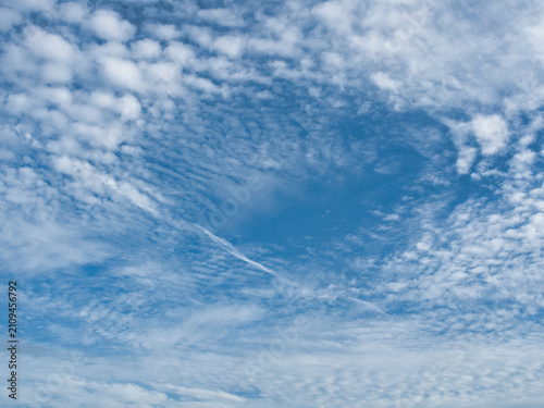 Canvastavla Clear blue sky with thin white clouds forming patterns resembling fish scales or ripples—specifically cirrocumulus clouds often referred to as a buttermilk sky