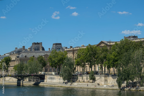 Fotografía Panoramic view of the Louvre Palace facade along the Seine River with the Pont d