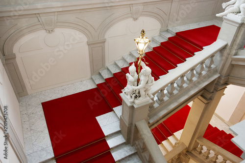 Blick von oben auf eine kunstvoll gestaltete Treppenanlage mit klassischer Architektur