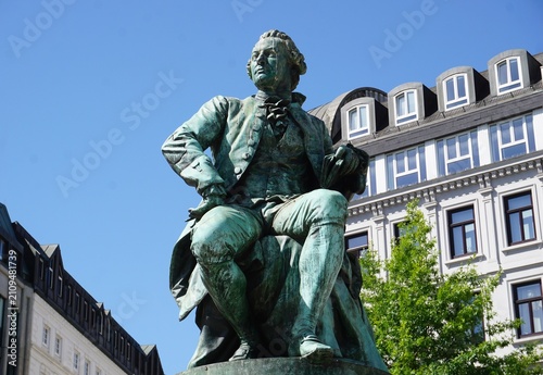 Fotografie The Lessing memorial in the old town of Hamburg, Germany, commemorates the German enlightenment philosopher Gotthold Ephraim Lessing with a bronze statue