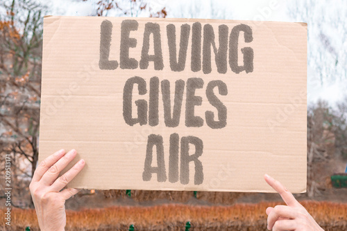 Canvastavla "Leaving Gives Air" Exiting toxic situations brings fresh breath
