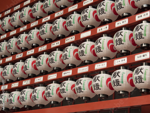 Alignement de lanternes japonaises traditionnelles dans un sanctuaire au Japon
