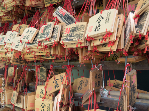 Ema suspendus, plaques votives ema suspendues dans un sanctuaire shinto au Japon