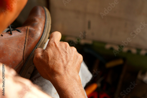 Фотография Cobbler Hands Sewing Shoe
Close-up shot of a skilled cobbler hands manually sewi