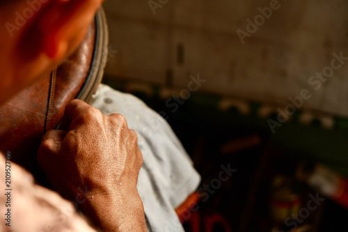 Cuadro en lienzo Cobbler Hands Sewing Shoe
Close-up shot of a skilled cobbler hands manually sewi