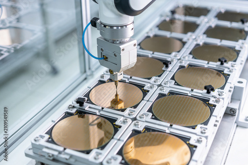 Fotografía Automated robotic arm precisely placing semiconductor wafers in a cleanroom manu