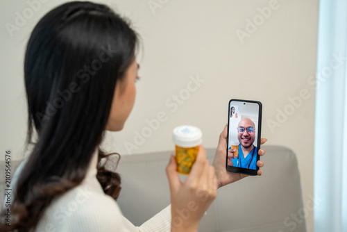 The woman consulted a doctor online. The doctor prescribed medication via telemedicine and provided advice on taking the medication and maintaining good health.