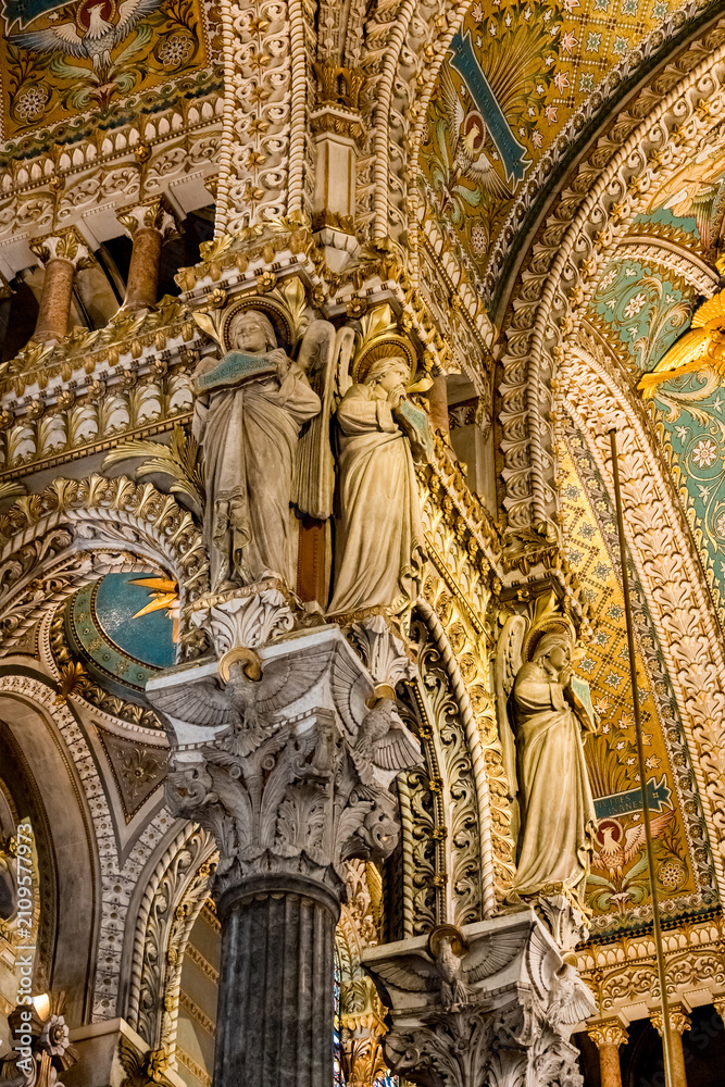 Obraz premium La Basilique Notre-Dame-de-Fourvière de Lyon en France