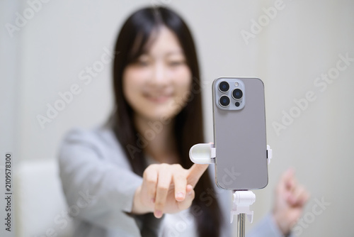 ライブ配信をする日本人女性