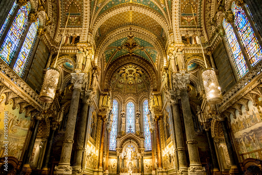 Fototapeta premium La Basilique Notre-Dame-de-Fourvière de Lyon en France