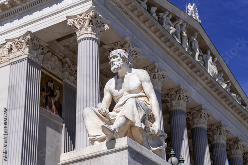 Statue vor dem Parlament in Wien