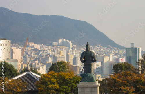 Fotografie Admiral Yi Sun sin statue standing in Yongdusan Park, providing an elevated view