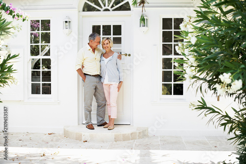 Schilderij op canvas Senior, couple and hug at front door of new home for relocation, downsizing support or stability