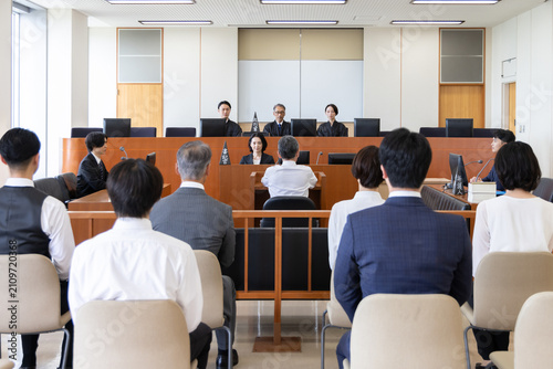 法廷で審理が行われる日本の裁判所の法廷風景