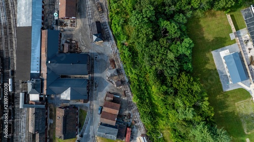 Fotografía An old industrial area next to a green space in a town