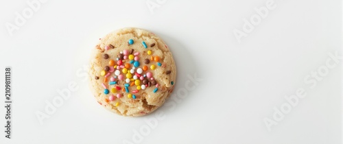 Schilderij op canvas Colorful Cookie Topped with Sprinkles Isolated on White Background