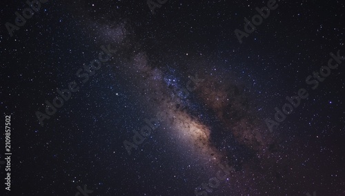 Cuadro en lienzo Vivid dark sky revealing the Milky Way galaxy in all its astronomical grandeur