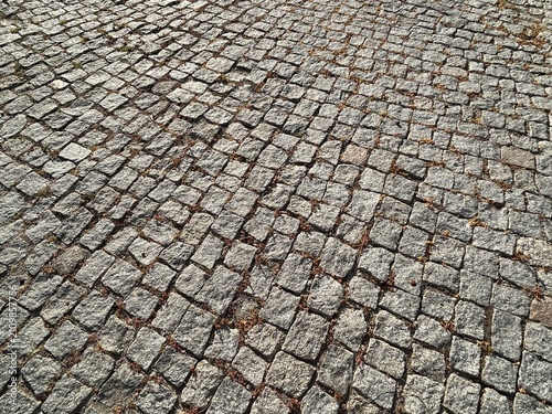 Perspective sur une rue pavée mettant en valeur l'alignement des pierres naturelles