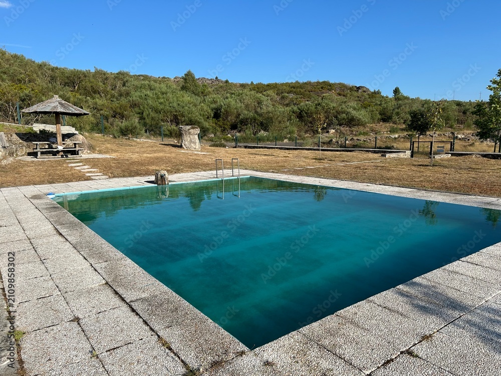 Fototapeta premium Piscine extérieure offrant une vue panoramique exceptionnelle sur les montagnes du nord du Portugal