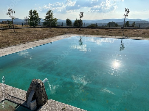Foto Piscine extérieure offrant une vue panoramique exceptionnelle sur les montagnes