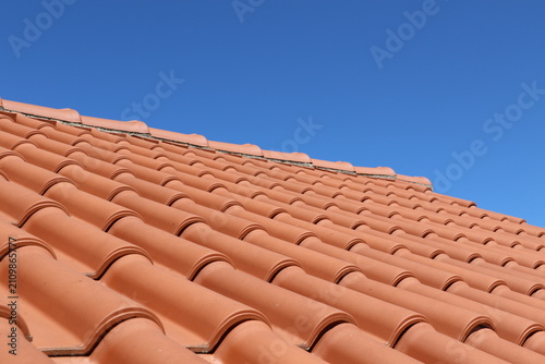 Gros plan d'une toiture en tuiles avec un motif géométrique régulier
