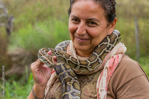 Canvastavla serpiente sobre cuello de persona