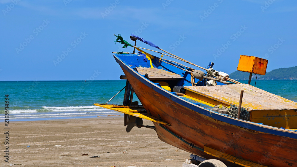 Obraz premium Fishing boats were lined up along the beach.