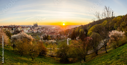 Bild auf Leinwand Panoramatický pohled na Pražský hrad a Malou Stranu při východu slunce se sluneč