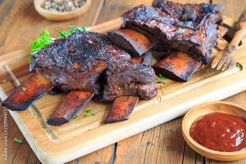 saftig gegrillte Rinderrippchen auf einem Holzbrett