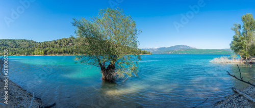 Quadro su tela Sainte-Croix-du-Verdon, France - 07 05 2026: Panoramic view of the Lake Sainte-C