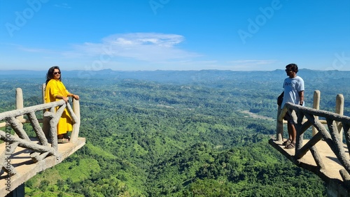 Fotografía Two people admiring a breathtaking panoramic view of a lush green valley from ru