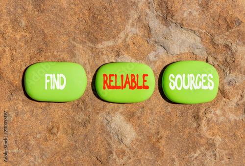 Tableau sur toile Find reliable sources words symbol