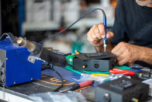 Canvastavla Technicien en électronique effectuant une soudure de précision sur un circuit av