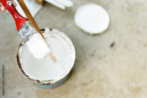 Foto Open white paint can, top-down view