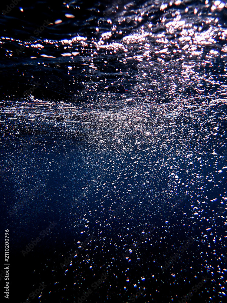 Fototapeta premium bubbles, bubble, water, underwater, sea, air, deep, undersea, under, background, wave, liquid, clear, clean, ocean, nature, texture, oxygen, blue, white, effect, transparent, foam, aquarium, aqua.