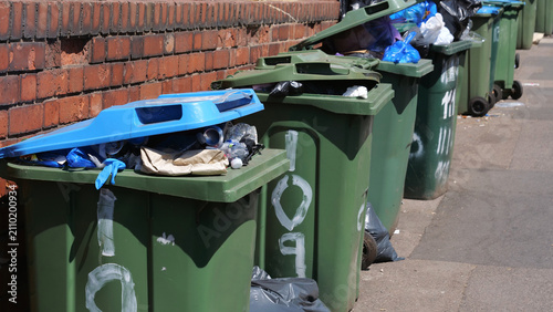 Fotografía Wheelie bin, rubbish, overflow, waste, garbage, trash, row of overflowing wheeli