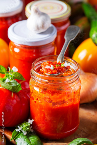 Foto Hot tomato sauce, adjika, salsa, passata or marinara.