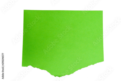 Fotografía Papel verde con borde rasgado inferior aislado sobre fondo negro para diseño grá