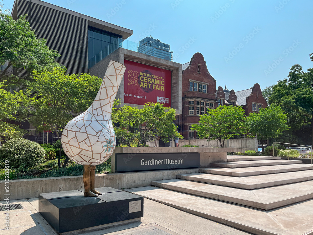 Obraz premium Gardiner Museum entrance with large white ceramic Cracked Wheat sculpture by Shary Boyle and red International Ceramic Art Fair banner, Toronto July 2026