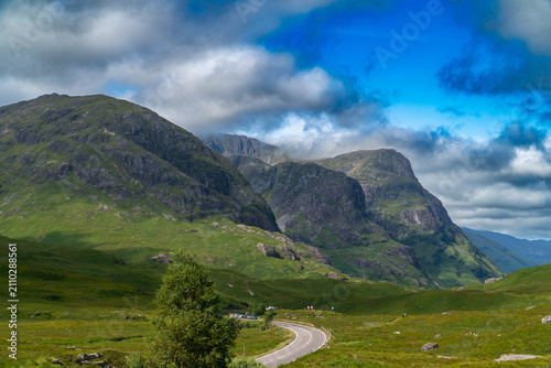 Cuadro en lienzo Glencoe the iconic range of mountains in the Scottish Highlands