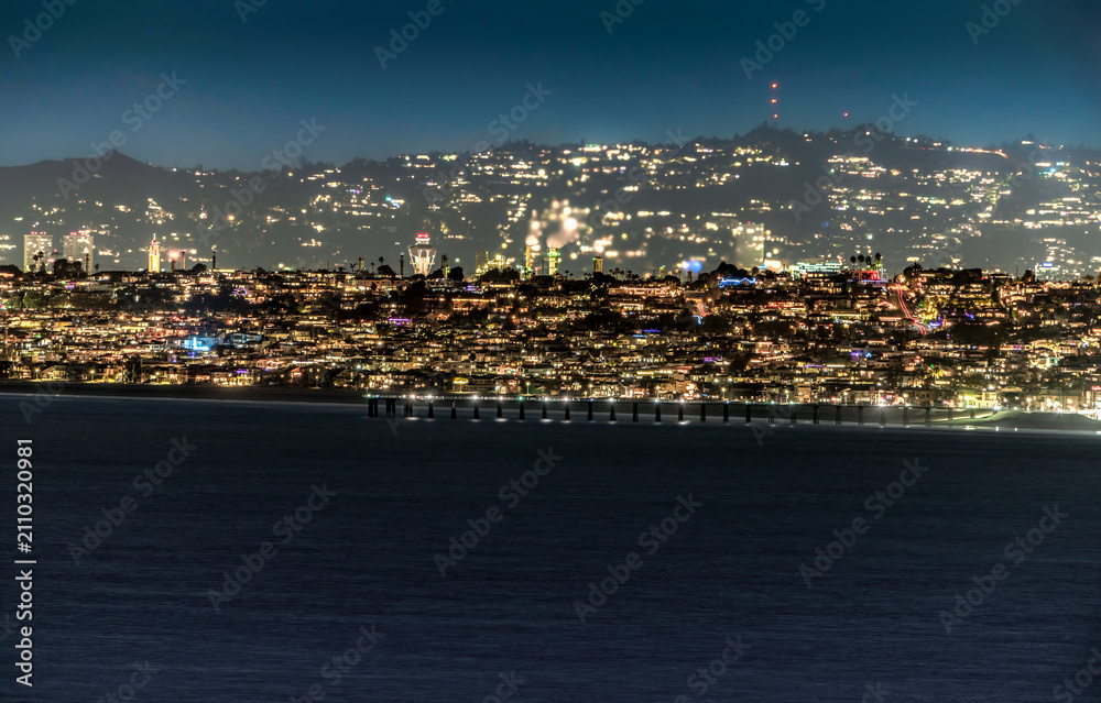Obraz premium Los Angeles coastline illuminated at night with ocean view from Palos Verdes