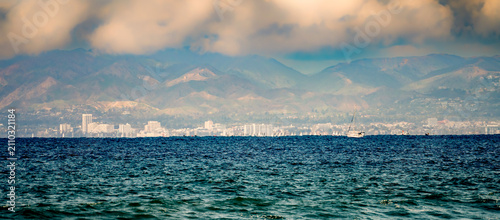 Cuadro en lienzo Ocean view of Santa Monica skyline with sailboats and mountains beyond