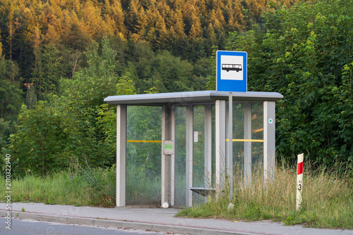 Fotografie a lonely bus stop with no people