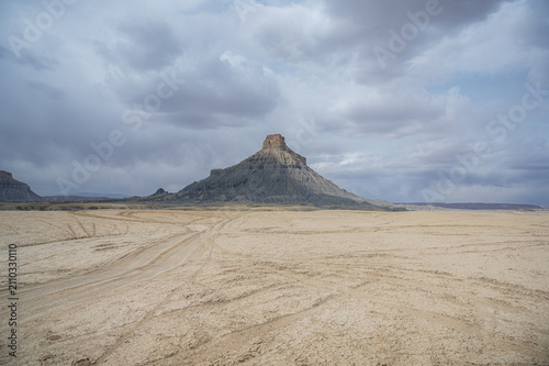 Cuadro en lienzo Dramatic View of Factory Butte in the Utah Desert