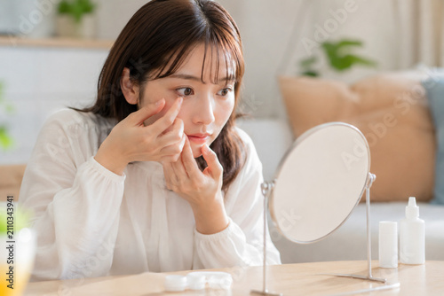 コンタクトレンズを装着する女性