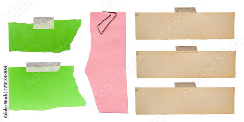 Elementos de papel rasgado adhesivo y etiquetas vintage aislados sobre fondo negro para diseño gráfico