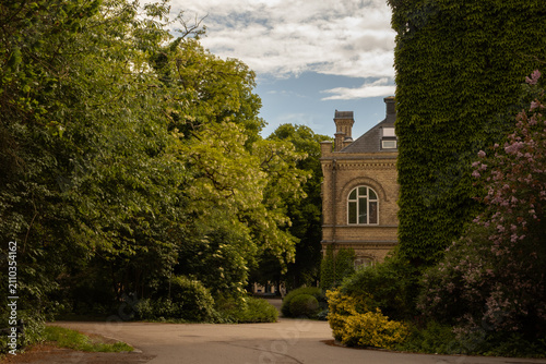 Canvas Print church in the park